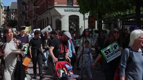 Familias-Marchan-En-Manifestación-De-Protesta-Ambiental-En-Estocolmo,-Cámara-Lenta