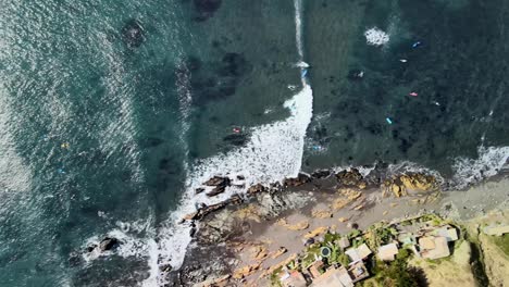 Wellen-Und-Meer-Von-Oben-Gesehen-Mit-Surfern-In-Punta-De-Lobos,-Chile