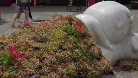 Antwerpen,-Belgien---Die-Mit-Leuchtenden-Blumen-Geschmückte-Statue-Von-Nello-Und-Patrasche---Nahaufnahme