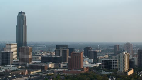 Drohnenaufnahme-Des-Uptown-Gebiets-Im-Südwesten-Von-Houston,-Auch-Bekannt-Als-Galleria-Gebiet