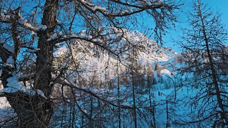 Blick-Auf-Einen-Schneebedeckten-Berg-Mit-Netzen-Darunter-Von-Einem-Beweglichen-Skilift-In-Den-Alpen