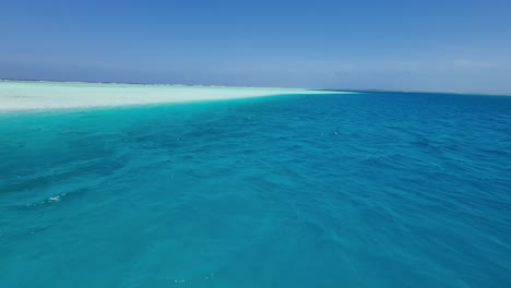 El-Maravilloso-Agua-Azul-Del-Océano-Turco-Conduce-A-Una-Playa-De-Arena-Blanca.