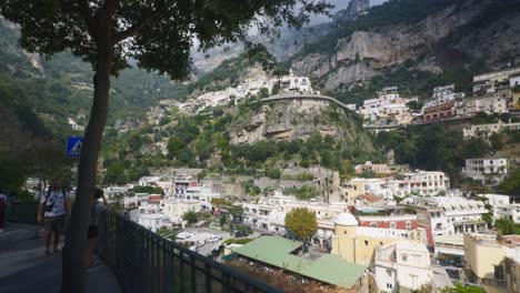 Tourists-Taking-Photos-|-Near-Scenic-Mountain-Cliffside-In-Positano-Italy-in-Summer,-4K