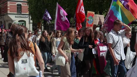 Manifestantes-Con-Banderas-Lgbtq-Y-De-Derechos-De-Las-Mujeres-En-Marcha,-Slomo-Estático