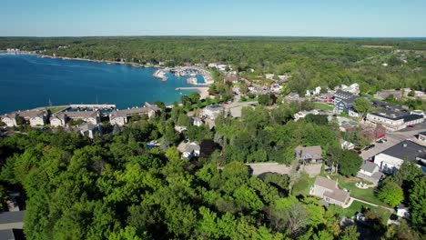 Drohnen-Luftaufnahme-Mit-Blick-Auf-Die-Gesamte-Stadt-Sister-Bay,-Wisconsin