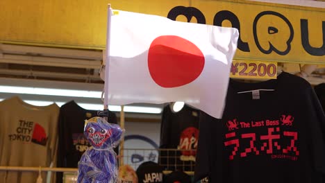 Ciudad-De-Tokio-En-Japón,-Bandera-Japonesa.-En-El-Barrio