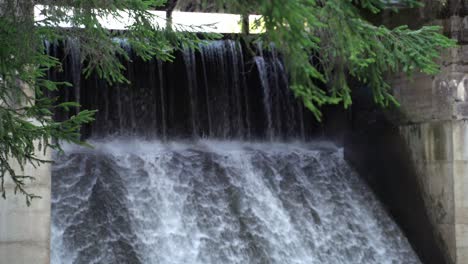 Panorama-Del-Flujo-De-Agua-En-La-Presa-Hidroeléctrica-De-Saesaare,-Vista-Más-Cercana