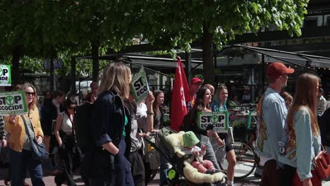 Zeitlupe-Von-Frauen-Mit-Stop-Ökozid-Schildern-Und-Kinderwagen-Bei-Einer-Klimakundgebung