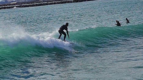 Zeitlupe:-Männlicher-Surfer-Surft-Auf-Der-Welle-In-Barcelona,-Spanien