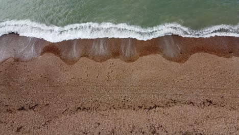 Crashing-waves-on-the-shore-of-Brighton-beach,-UK