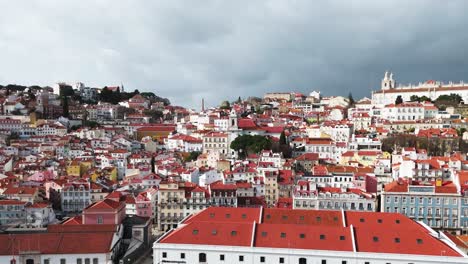 Panorámica-Justo-Encima-De-La-Costa-Pasando-Por-Los-Tradicionales-Edificios-De-Colores-Brillantes