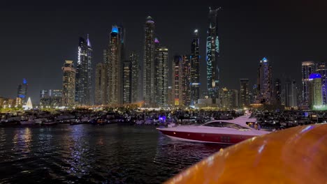 Yate-Navegando-En-El-Puerto-Deportivo-De-Dubai.