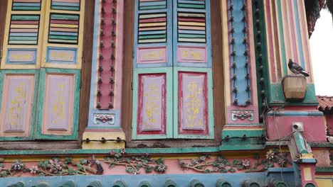 Contraventanas-Coloridas-Y-Arquitectura-En-Tan-Teng-Niah-Antigua-Casa-Comercial-Tradicional-China-En-El-Barrio-Little-India-Del-Centro-De-Singapur-En-Asia