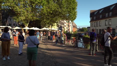 La-Petite-France-In-Straßburg-Ist-Das-Lebhafte-Touristenzentrum-Der-Stadt,-Bekannt-Für-Kopfsteinpflasterstraßen,-Kanäle