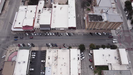 Concurrida-Intersección-De-La-Ciudad-Con-Automóviles-Circulando-En-San-Angelo,-Texas.