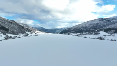 Enorme-Lago-Oppheimsvatnet-Durante-El-Invierno,-Antena-Voss-Noruega