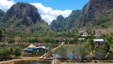 Antena-De-La-Hermosa-Joya-Escondida-Del-Pueblo-De-Rammang-Rammang-Con-Acantilados-De-Piedra-Caliza-Y-Enormes-Montañas-Kársticas-En-Sulawesi,-Indonesia