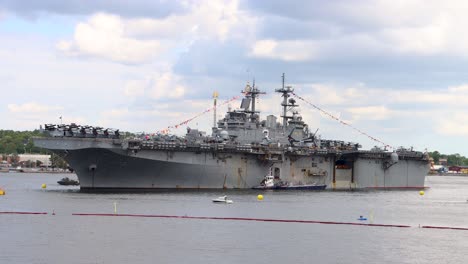 Buque-De-La-Marina-Estadounidense-Uss-Kearsarge-De-Visita-En-Estocolmo,-Suecia,-Vista-Estática