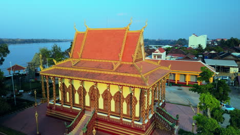 Típica-Pagoda-Khmer-Durante-El-Sol-De-La-Tarde-A-Orillas-Del-Río-Mekong,-Stung-Treng,-Camboya