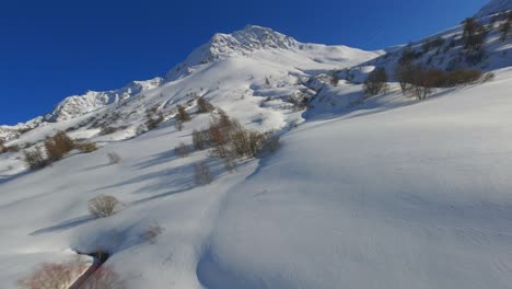 FPV-Drohnenaufnahmen-Einer-Friedlichen,-Schneebedeckten-Bergkette