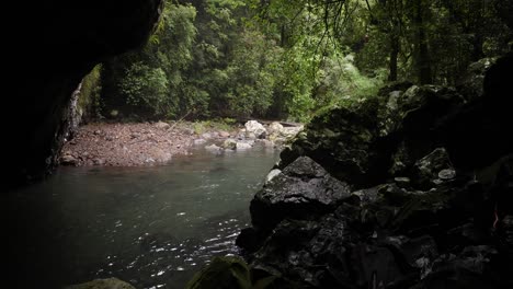 Vista-De-Cave-Creek-Desde-El-Interior-De-La-Cueva-Del-Arco-Natural,-Puente-Natural,-Parque-Nacional-Springbrook