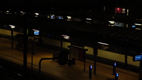 Tren-Nocturno-Que-Sale-Del-Andén-De-La-Estación-Central-De-Copenhague,-Dinamarca