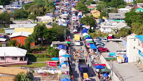 Grandes-Camiones-Decorados-Y-Artistas-Callejeros-Se-Reúnen-Con-Trajes-Coloridos-Para-La-Gran-Marcha-Carnavalera,-Aérea