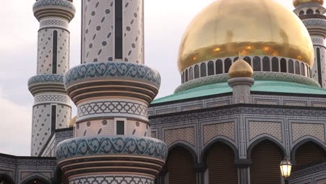 Majestätische-Goldene-Kuppel,-Die-Das-Sonnenlicht-In-Der-Jame&#39;asr-Hassanil-Bolkiah-Moschee-In-Bandar-Seri-Bagawan-In-Brunei-Darussalam-Reflektiert