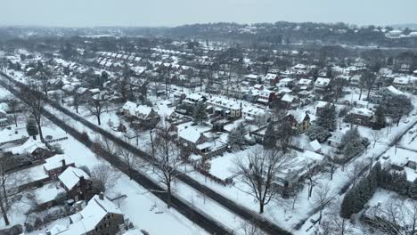 Toma-Aérea-De-Establecimiento-De-Un-Suburbio-Nevado