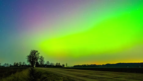 Kraftvolle-Aurora-Borealis-Beleuchtung-Des-Himmels-Mit-Vollem-Farbspektrum-Von-Rot-Bis-Grün-Und-Vorbeifliegenden-Kometen,-Sterne-Im-Hintergrund