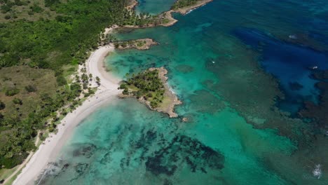 Tropical-scene-of-turquoise-water-and-palms-in-Samana-bay,-Aerial