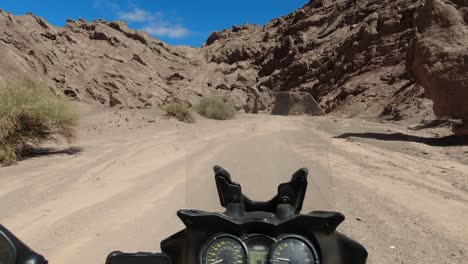 Moto-Pov:-Un-Motociclista-Viaja-Solo-En-Un-Estrecho-Cañón-De-Arenisca