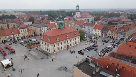 Altes-Rathaus-Auf-Dem-Stadtplatz-Luftaufnahmen-Zirkulierende-Stadtvögel-Tauben