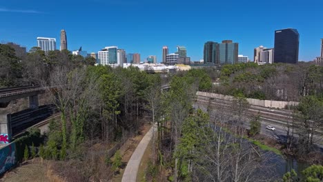 Vías-Férreas,-Camino-Del-Parque-Y-Autopista-Transitada-Frente-Al-Horizonte-Moderno-En-La-Ciudad-De-Atlanta,-EE.UU.