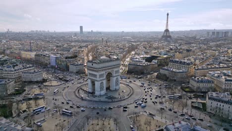 Triumphbogen-Und-Autoverkehr-Am-Kreisverkehr-Mit-Eiffelturm-Im-Hintergrund,-Stadtbild-Von-Paris,-Frankreich