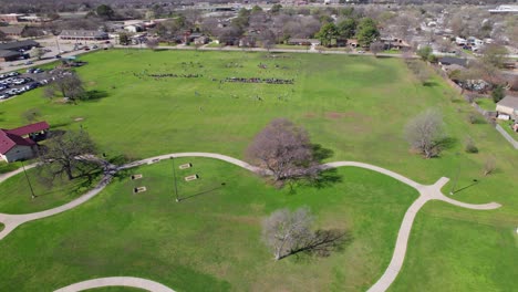 Dies-Sind-Luftaufnahmen-Des-Lake-Dallas-City-Park-Mit-Fußball-Spielenden-Kindern
