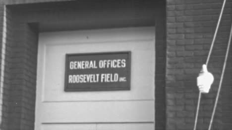 Puerta-De-Entrada-De-La-Oficina-General-Del-Aeropuerto-Roosevelt-Field-En-Nueva-York-En-La-Década-De-1930