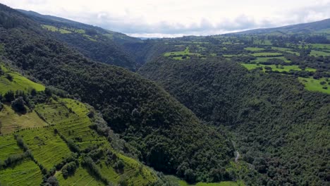 Bergab-Filmclip-Eines-Canyons-Mit-üppigen-Grünen-Wiesen-Vor-Der-Kulisse-Des-Vulkans-Rumiñahui,-Puichig,-Gemeinde-Machachi,-Provinz-Pichincha,-Ecuador