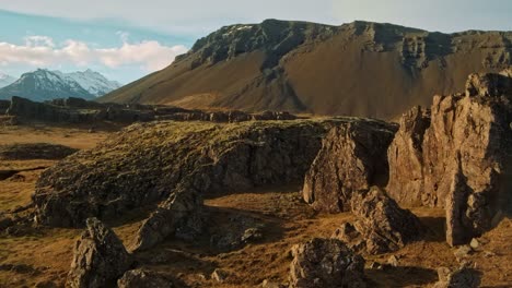 Una-Impresionante-Captura-Con-Drones-En-4k-Del-Espectacular-Paisaje-Islandés,-Realzada-Con-Efectos-Cinematográficos-Para-Resaltar-Las-Majestuosas-Rocas-Montañosas