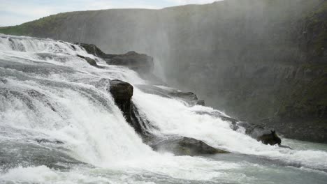 Wunderschöne-Statische-Panoramaaufnahme-Eines-Majestätischen-Wasserfalls,-Der-über-Flussfelsen-Rast-Und-Wildwasser-Stromschnellen-Bildet