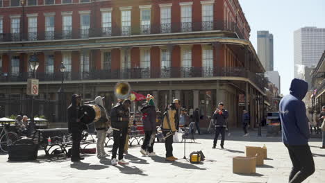 Blaskapelle-Spielt-Karnevalsmelodien-Am-Jackson-Square-In-New-Orleans,-Louisiana