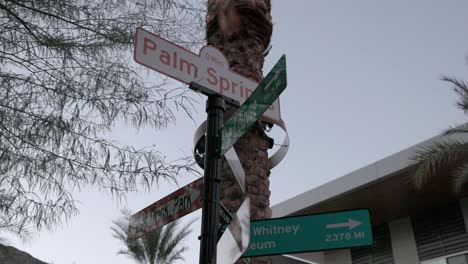 Palm-Springs,-Letrero-De-La-Calle-California-Con-Video-De-Cardán-Caminando-Hacia-Adelante