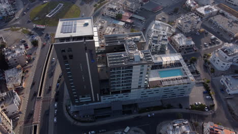 Vista-Desde-Arriba-Del-Hotel-Radisson-Blu---Hotel-De-Lujo-En-La-Costa-De-Chipre-En-Larnaca