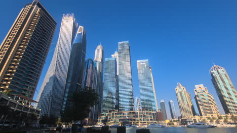 Dubai-Marina,-Vereinigte-Arabische-Emirate,-Gehobenes-Wohnviertel-Und-Uferpromenade,-Dynamisches,-Dramatisches-Panorama