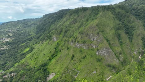 Bordes-Montañosos-De-La-Isla-De-Samosir,-Terreno-Accidentado,-Picos-Y-Vegetación