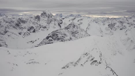 Schneebedeckte-Zerklüftete-Berggipfel-In-Den-österreichischen-Alpen