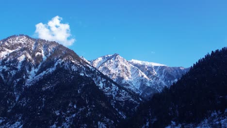 Puesta-De-Sol-Iluminando-Las-Montañas-Nevadas-Del-Himalaya-Bajo-Un-Cielo-Despejado-En-Cachemira