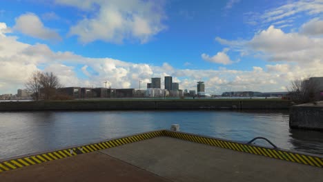 Blick-Auf-Die-Skyline-Von-Amsterdam-Noord-Overhoeks-Vom-West-Dock-Tagsüber-Mit-Wolken