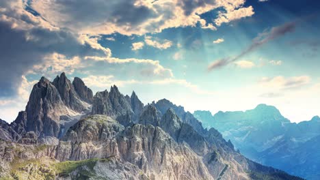 Berglandschaft-Im-Zeitraffer---Die-Dolomiten-In-Südtirol,-Italien---Felsige-Und-Schroffe-Bergrücken