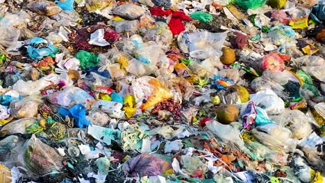 Mülldeponie-Verschmutzung-Kunststoff-Nicht-Recycling-Gemischter-Müll-Feld-Umwelt